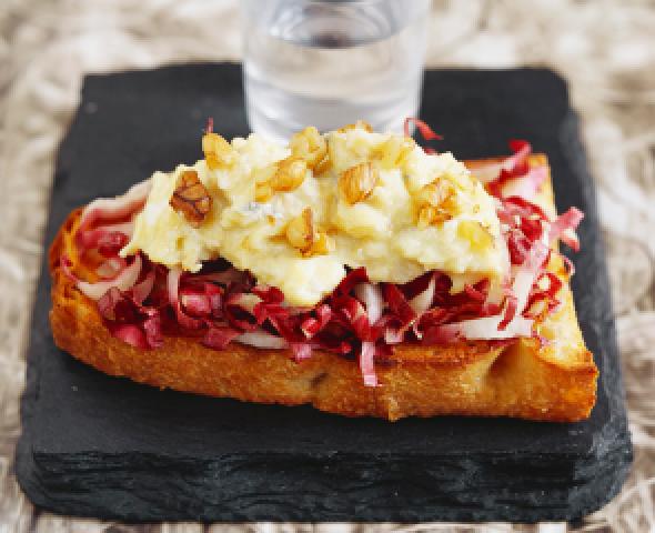 Crostino con speck, radicchio e gorgonzola