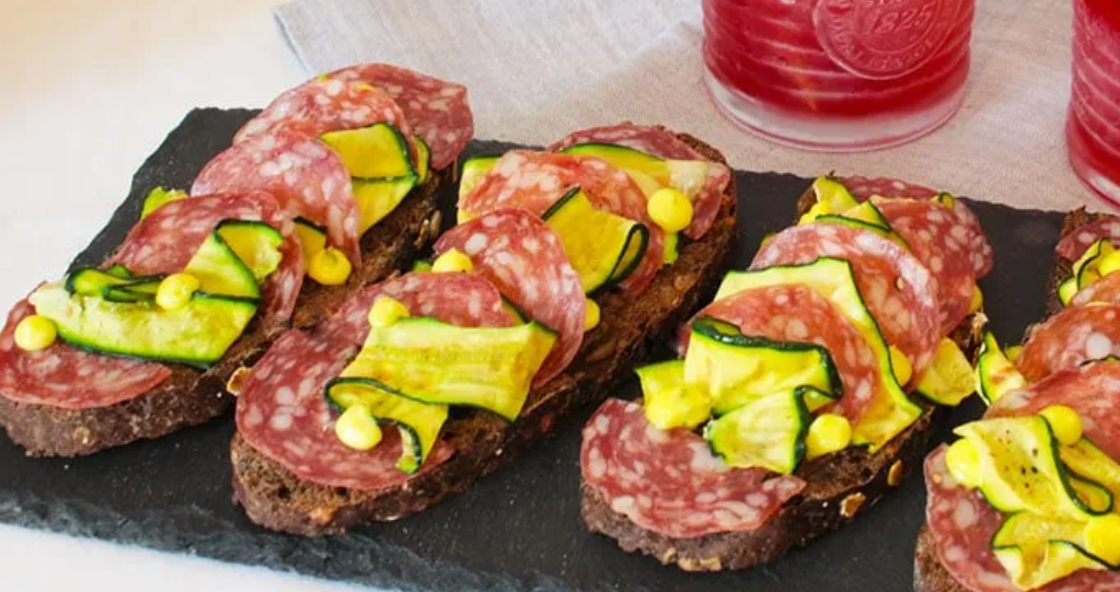 Bruschette con salame e zucchine grigliate