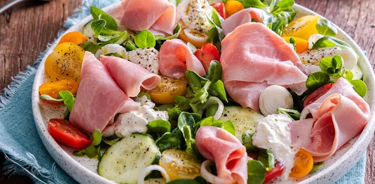 Insalata con burratina, prosciutto cotto, pesche e pomodorini