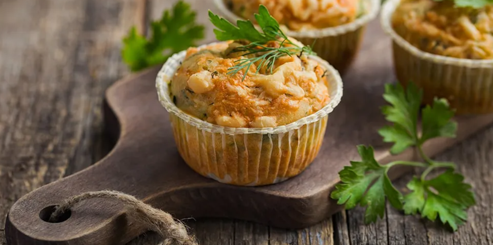 Muffin salati con wurstel e scamorza affumicata