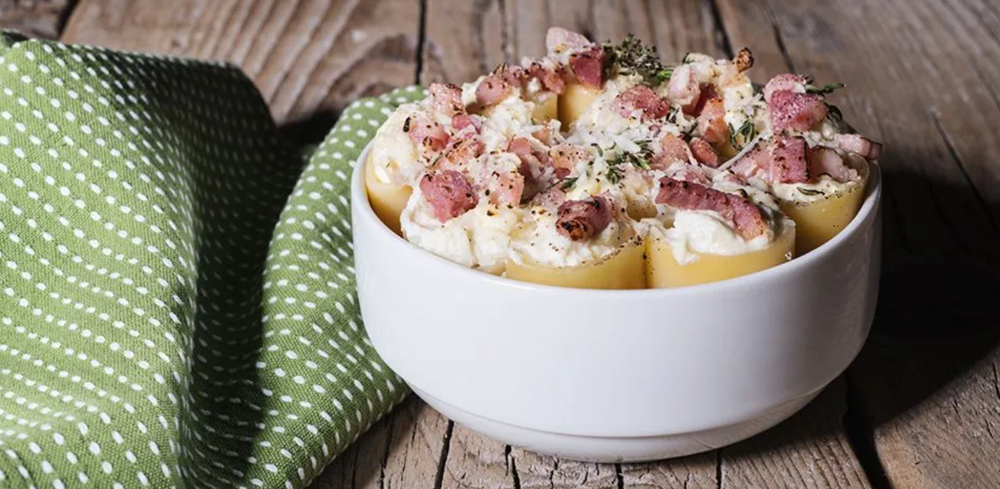 Paccheri ripieni di ricotta e pancetta con salsa all’uovo