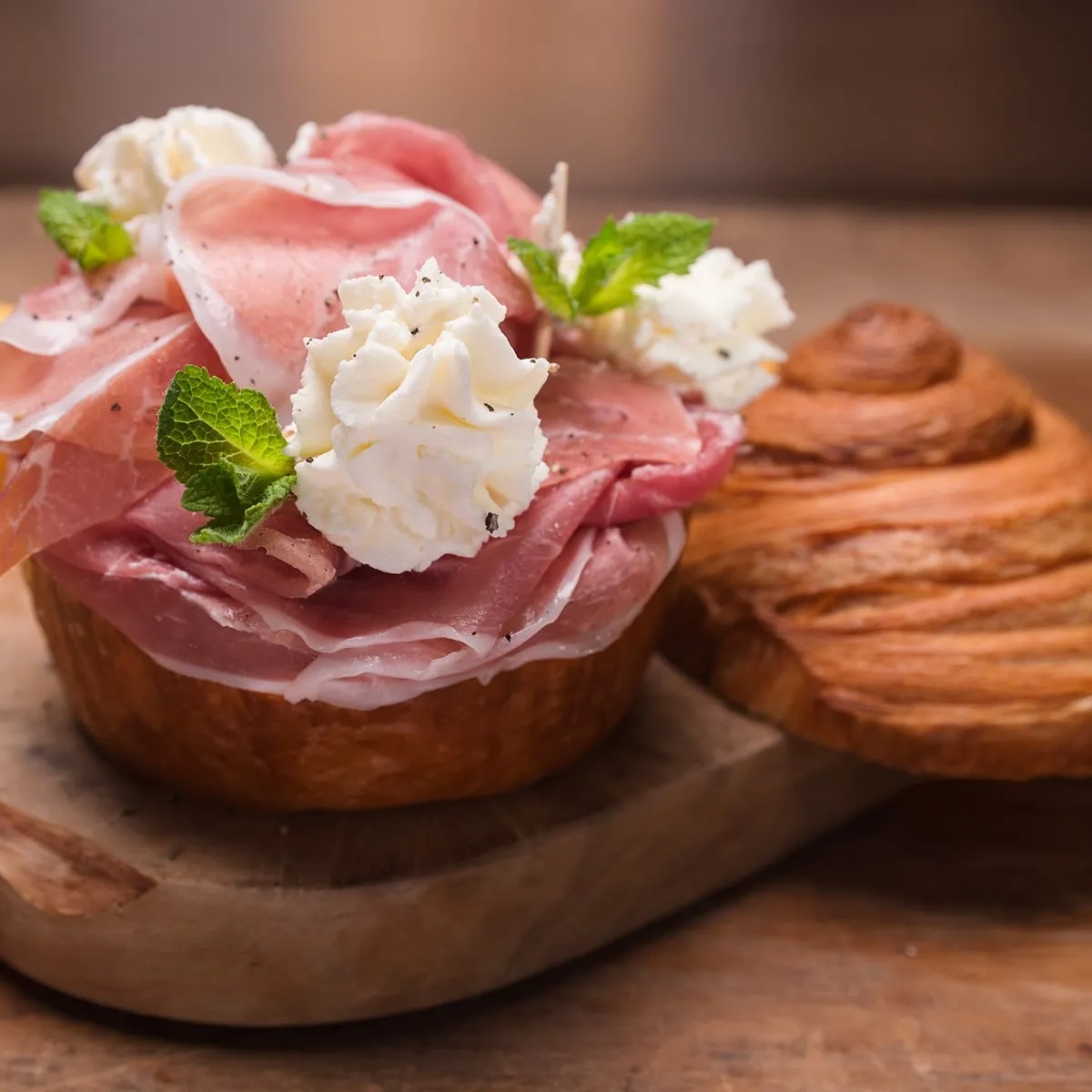 pane sfogliato con burro e prosciutto crudo