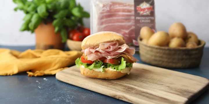 Panino con crudo e chips di patate