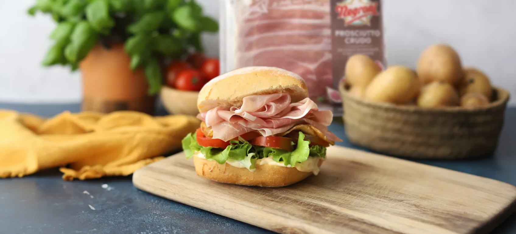 Panino con prosciutto crudo, maionese e chips di patate