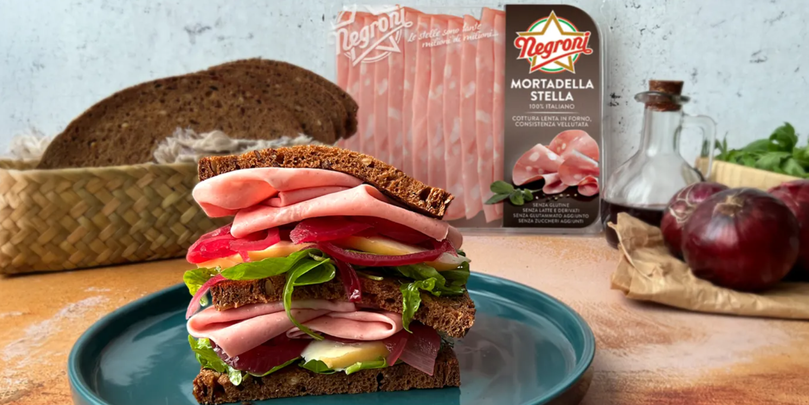 Panino con mortadella, cipolla caramellata e scamorza