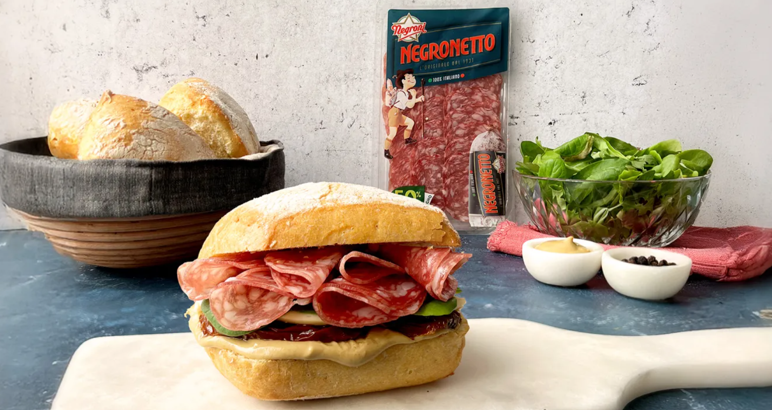 Panino con salame, scamorza e pomodori secchi