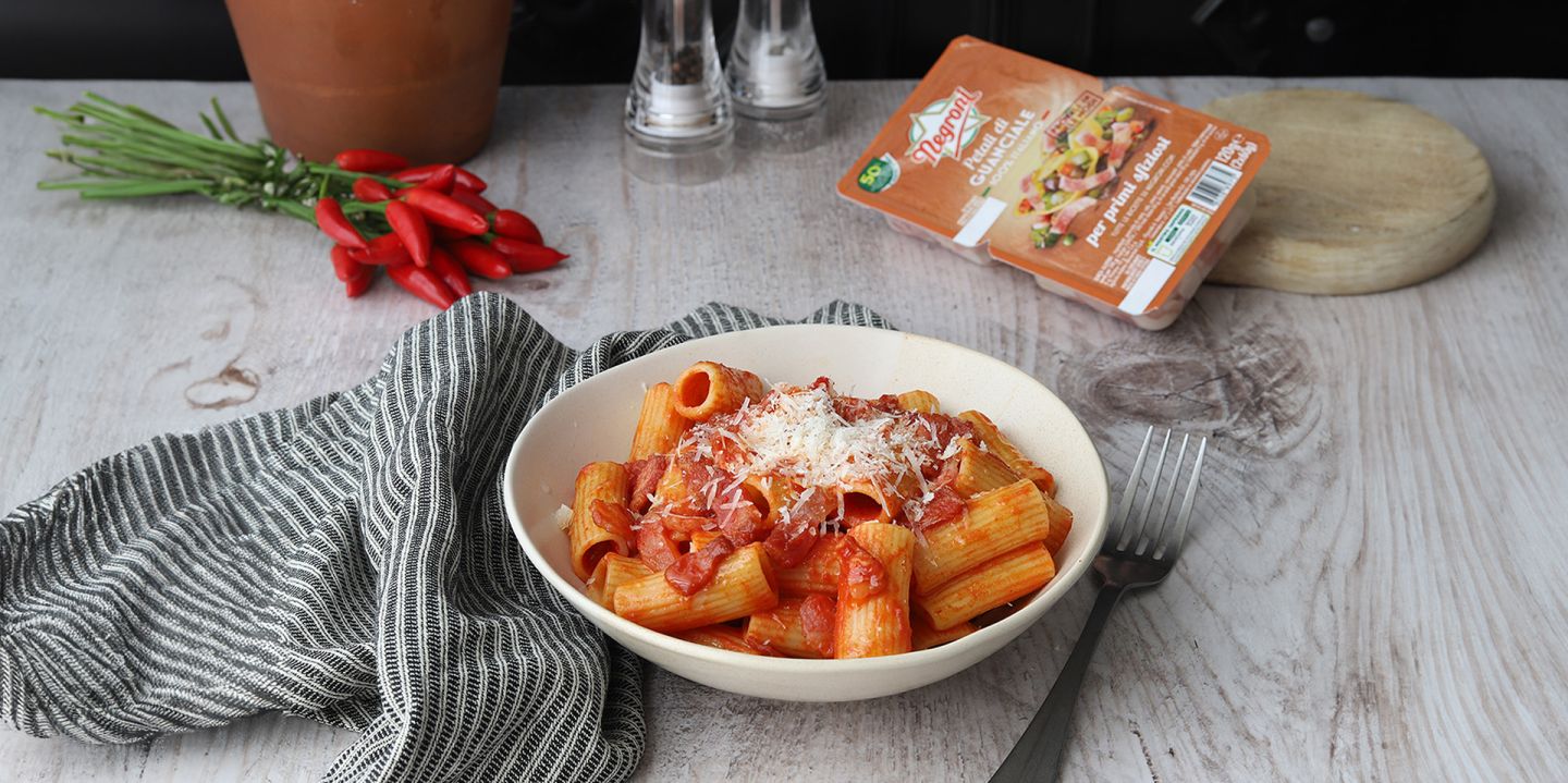 Pasta all'amatriciana con guanciale, pecorino e peperoncino