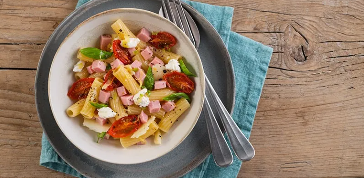 Pasta con pomodorini, cotto e ricotta