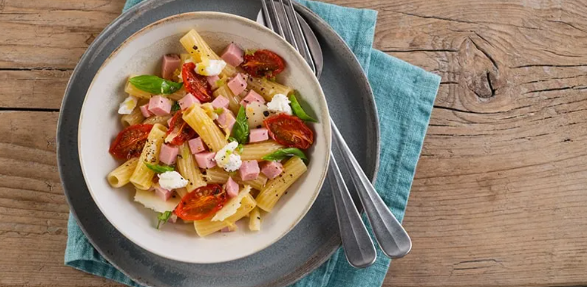 Pasta con pomodorini e cubetti di cotto