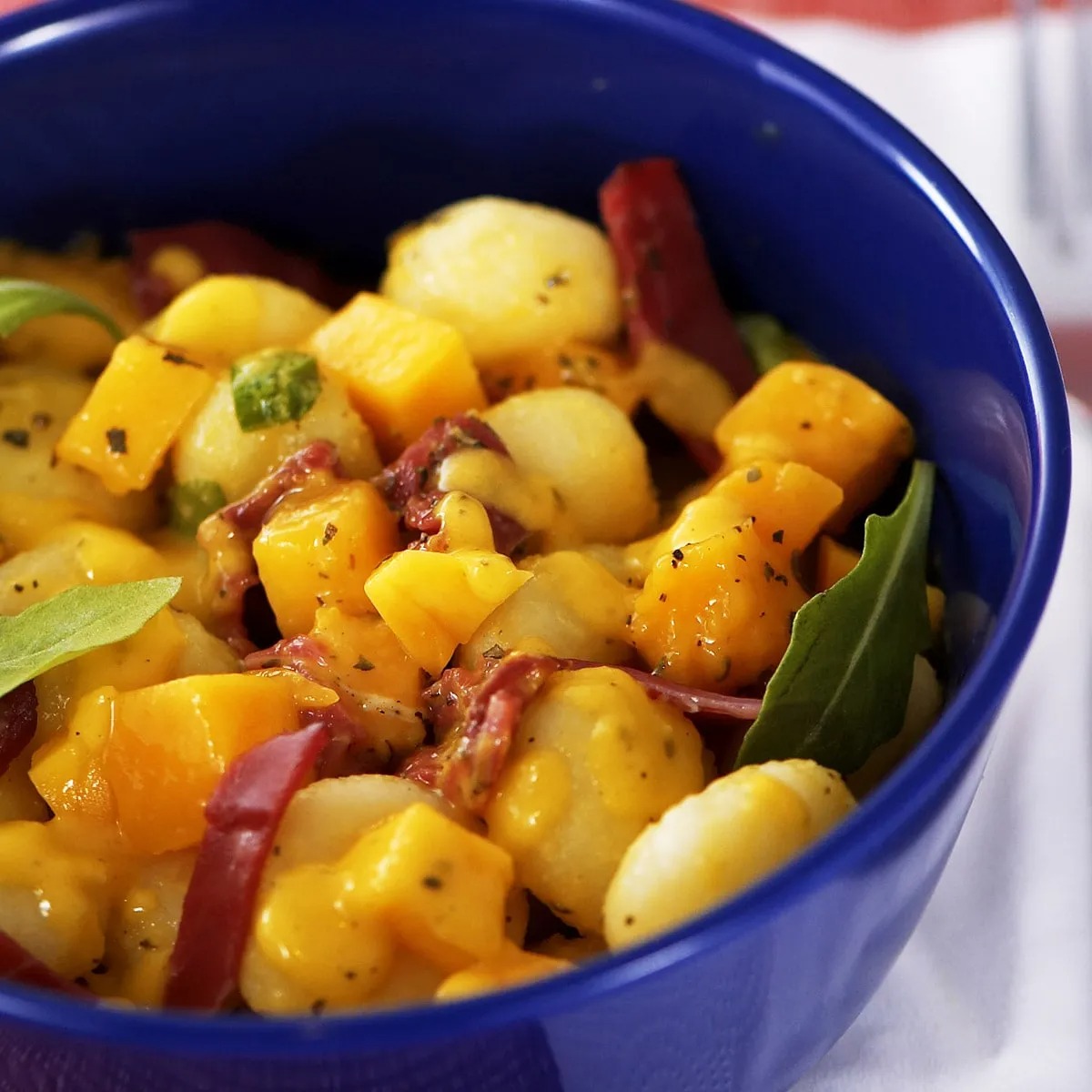 Pasta fredda con bresaola e mango