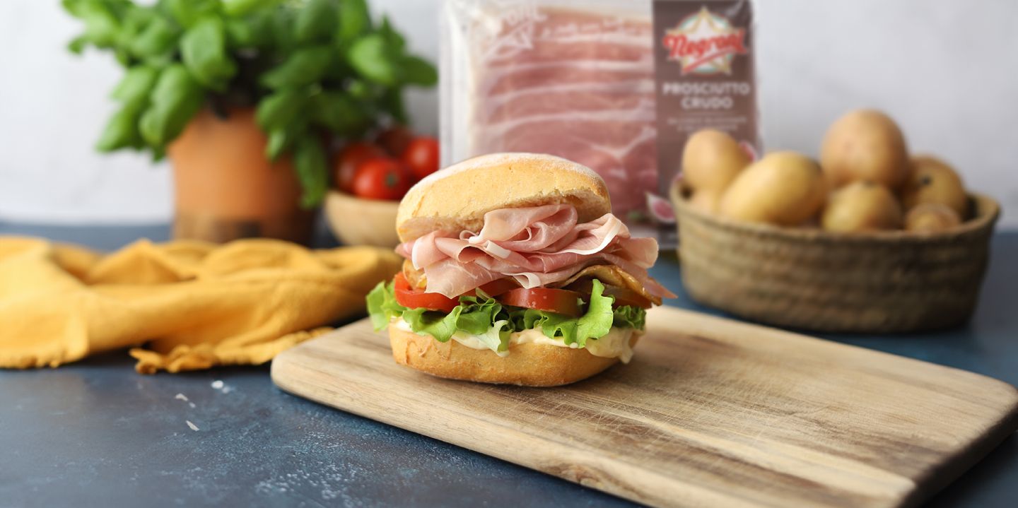 Super Mayo: il panino con prosciutto crudo, maionese e chips di patate