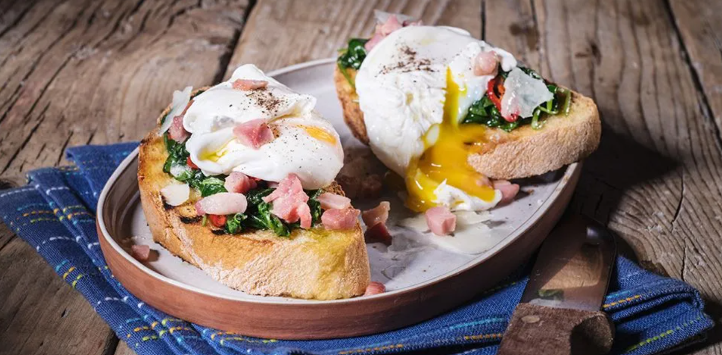 Uovo in camicia su crostone di pane, pancetta e pecorino