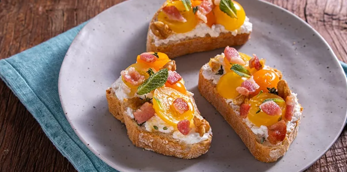 bruschetta con guanciale e pomodorini gialli