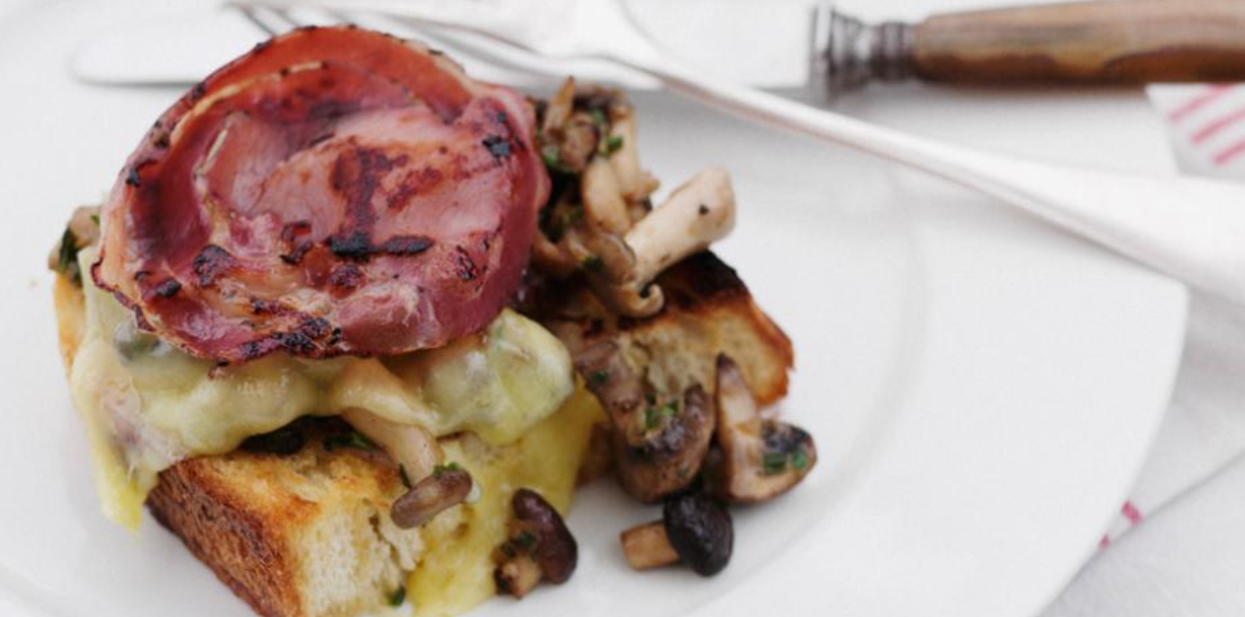 Bruschetta con pancetta e funghi