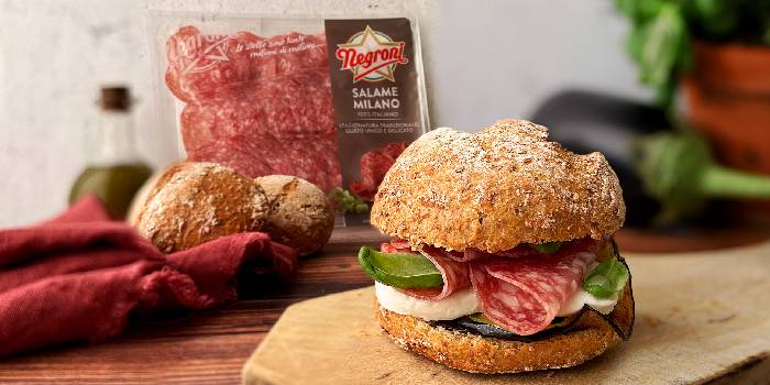 panino con salame milano, mozzarella e melanzane fritte