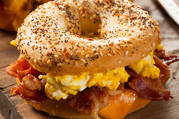 Ricette Brunch bagel uova bacon