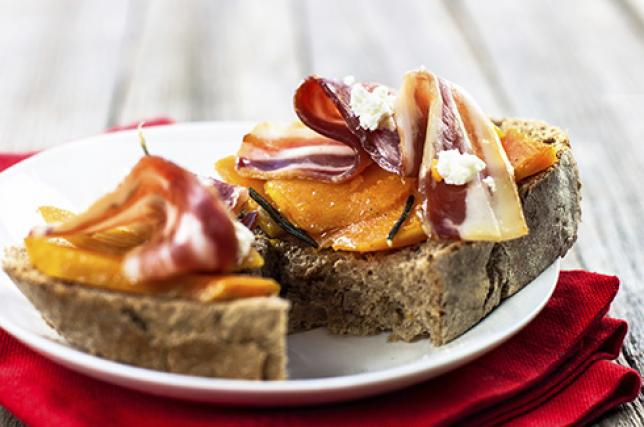 Crostino di pane con zucca e pancetta