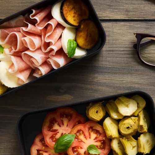 Schiscetta con prosciutto crudo, pomodoro, melanzane fritte, mozzarella