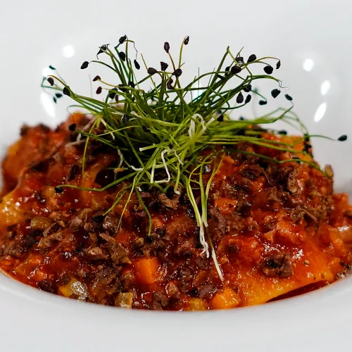 Paccheri al ragù di Gran Cotechino con olive croccanti 