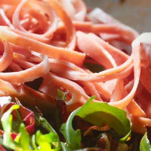 Salat Aus Mortadella Bologna Mit Birnen-Rucola Julienne