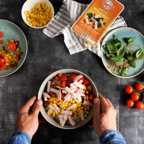 Insalata di riso integrale con verdure e petali di petto di pollo