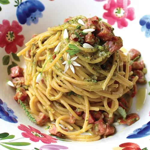 Spaghetti integrali con salsiccia, pesto di aromatiche e prosecco
