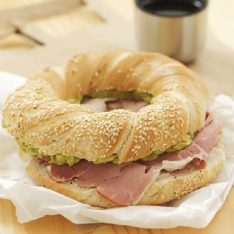 Bagel farcito con prosciutto e formaggio 