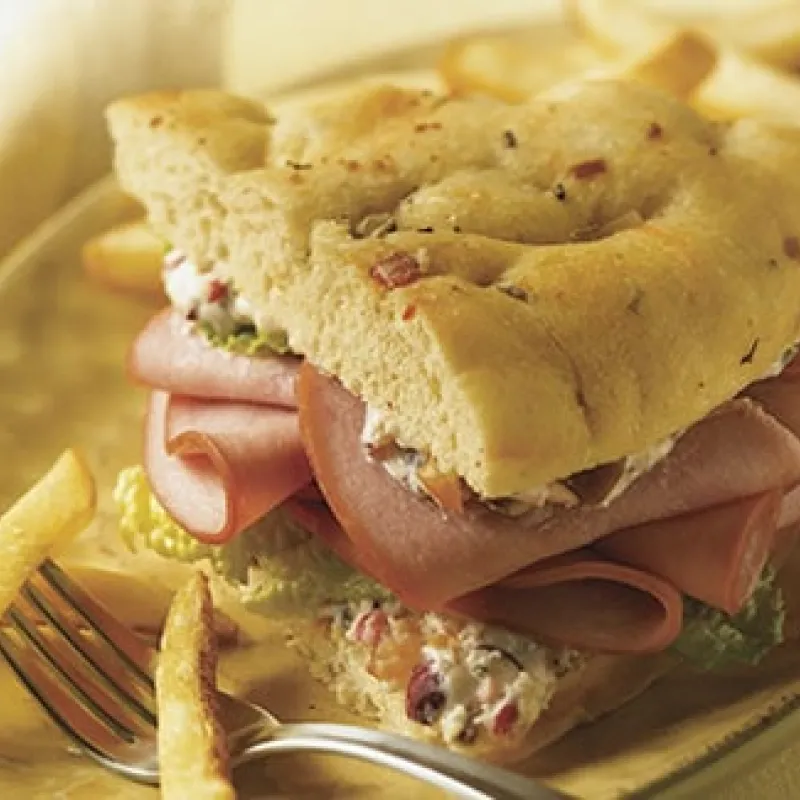 Focaccia farcita con mortadella con contorno di patatine 