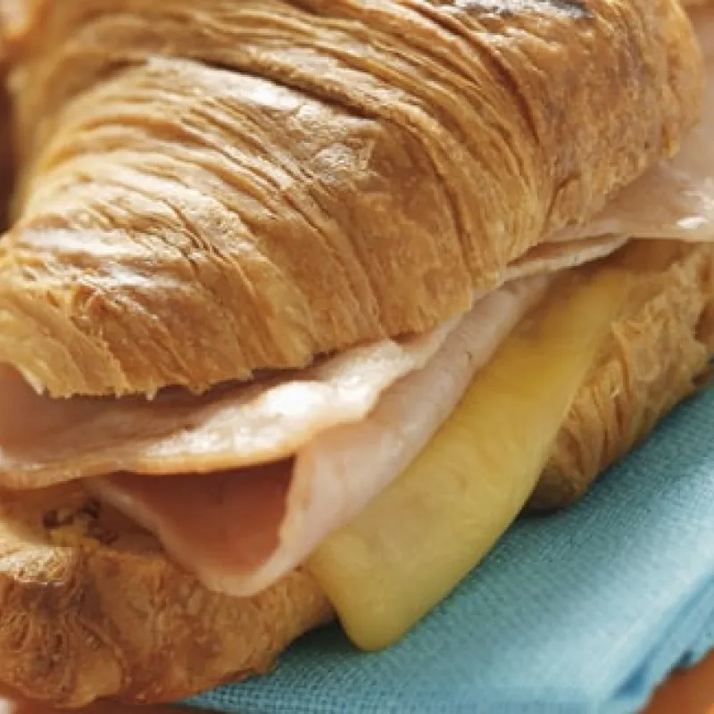 Croissant salato farcito con prosciutto e formaggio