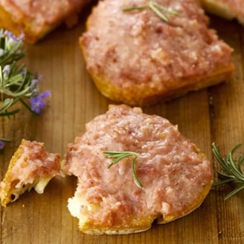 Crostini di pane con salsiccia e stracchino