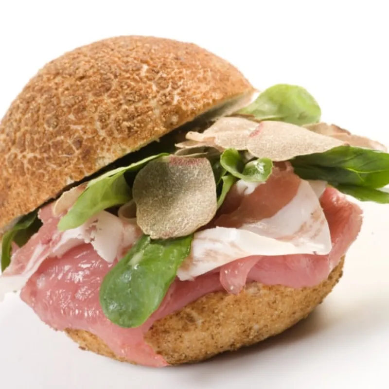 Panino alla farina di nocciole con valeriana, prosciutto crudo, tartufo bianco