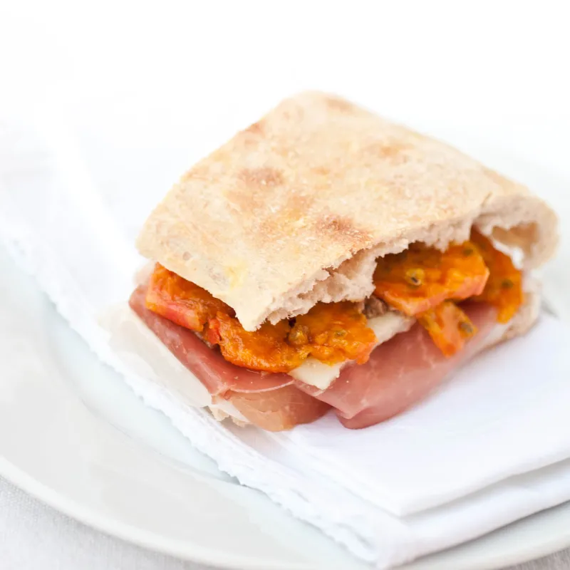 panino con prosciutto crudo e pomodorini