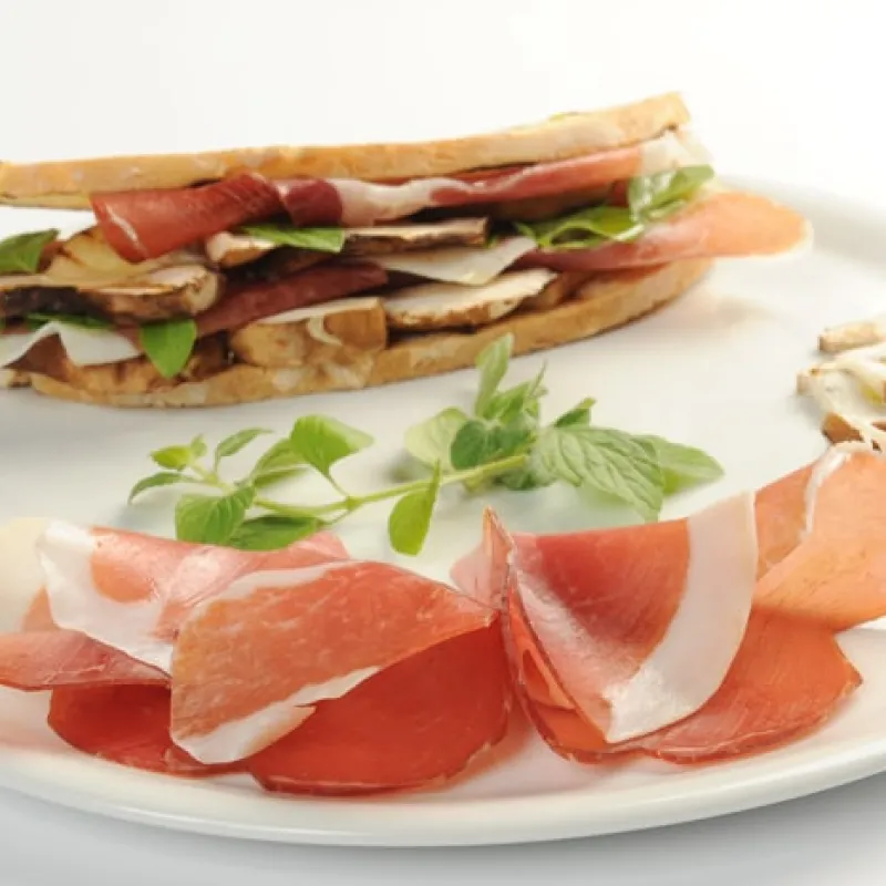 Panino sul piatto con funghi e prosciutto