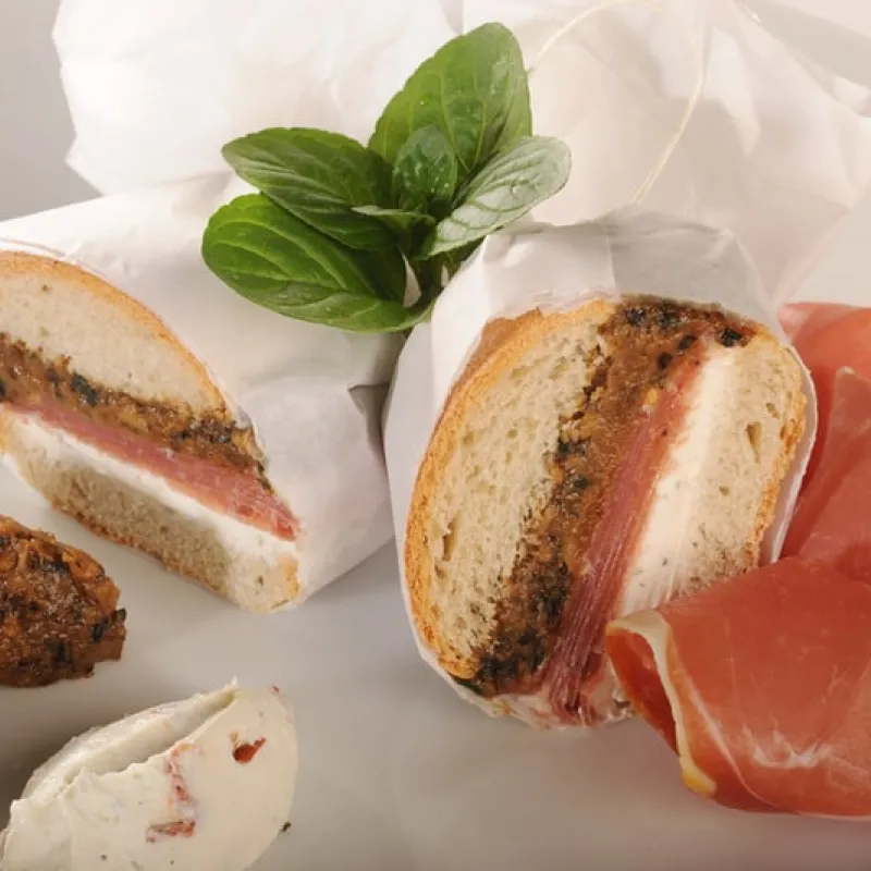 Panino con Prosciutto di Parma, melanzana, yogurt e menta