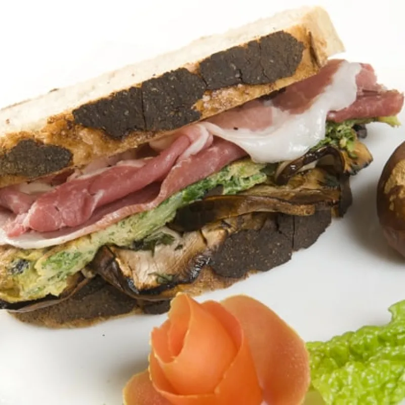 un panino farcito con il pane di Genzano