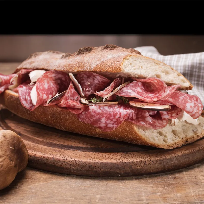 Baguette alla birra con salame Milano, funghi e timo