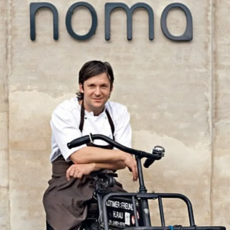 René Redzepi posa all'ingresso del Noma