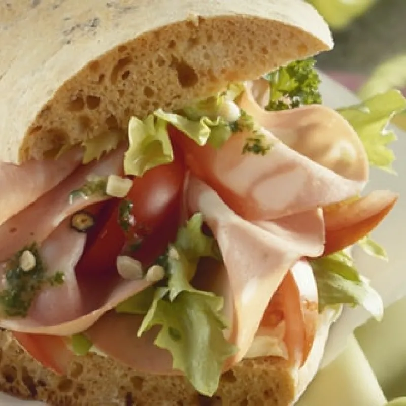 Panino con mortadella, pomodoro e insalata