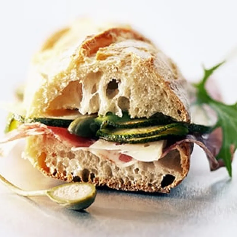 Panino farcito con prosciutto e zucchine