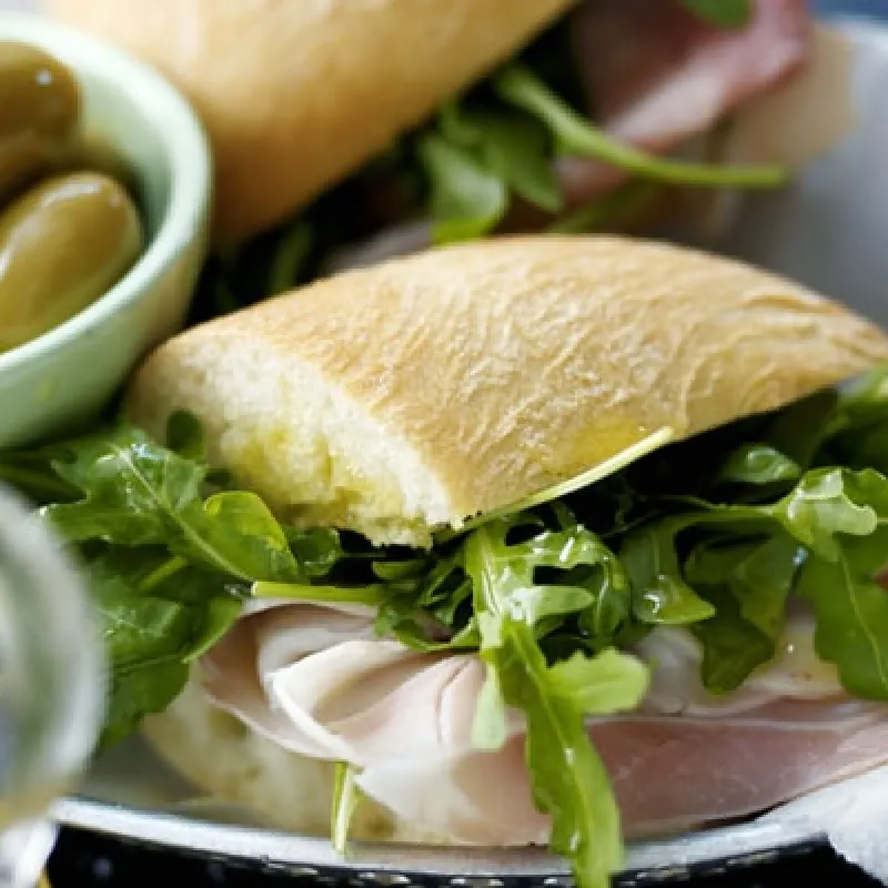 Panino con rucola e prosciutto cotto