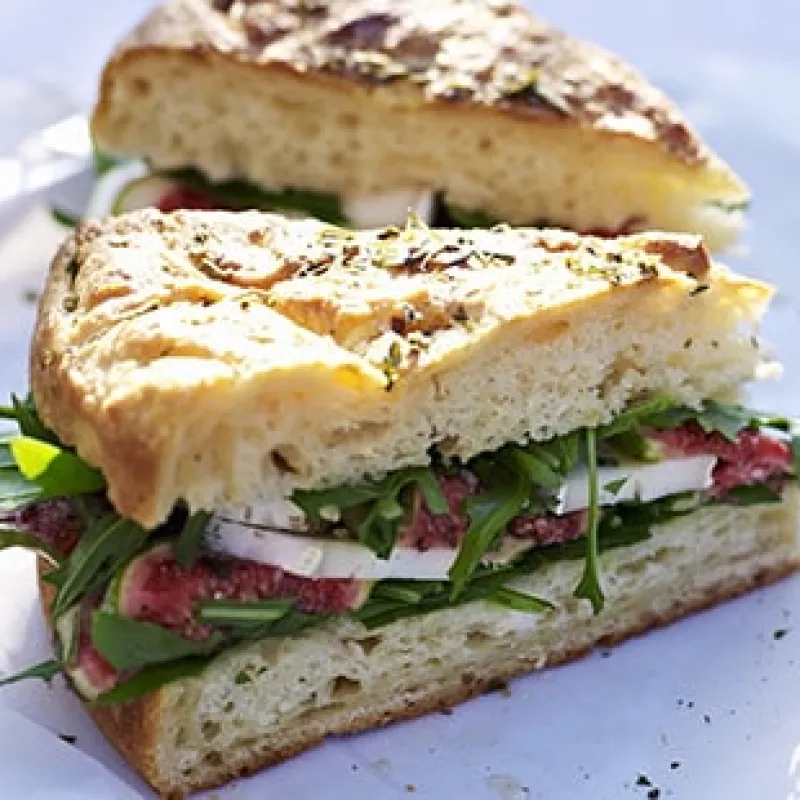 Panino farcito con fichi, prosciutto crudo, mozzarella e rucola