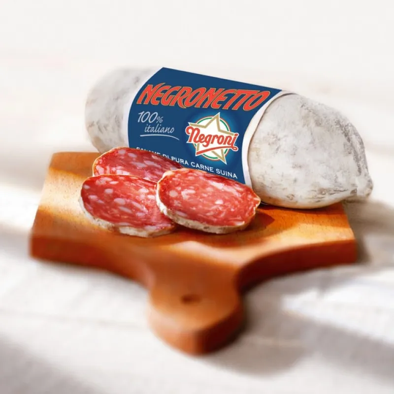 Salame Negronetto e fette di salame su tagliere