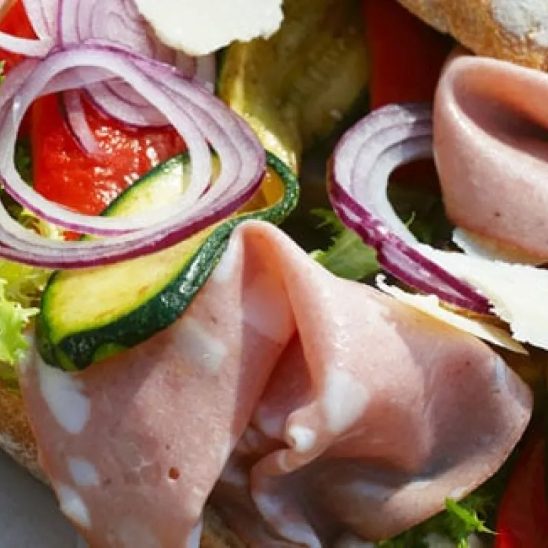 Panino con mortadella, cipolla rossa e cetriolo