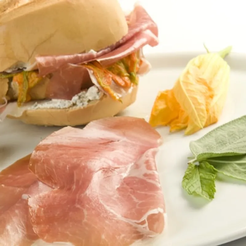 Panino con Culatello di Zibello Negroni, fiori di zucca e formaggio alle erbe