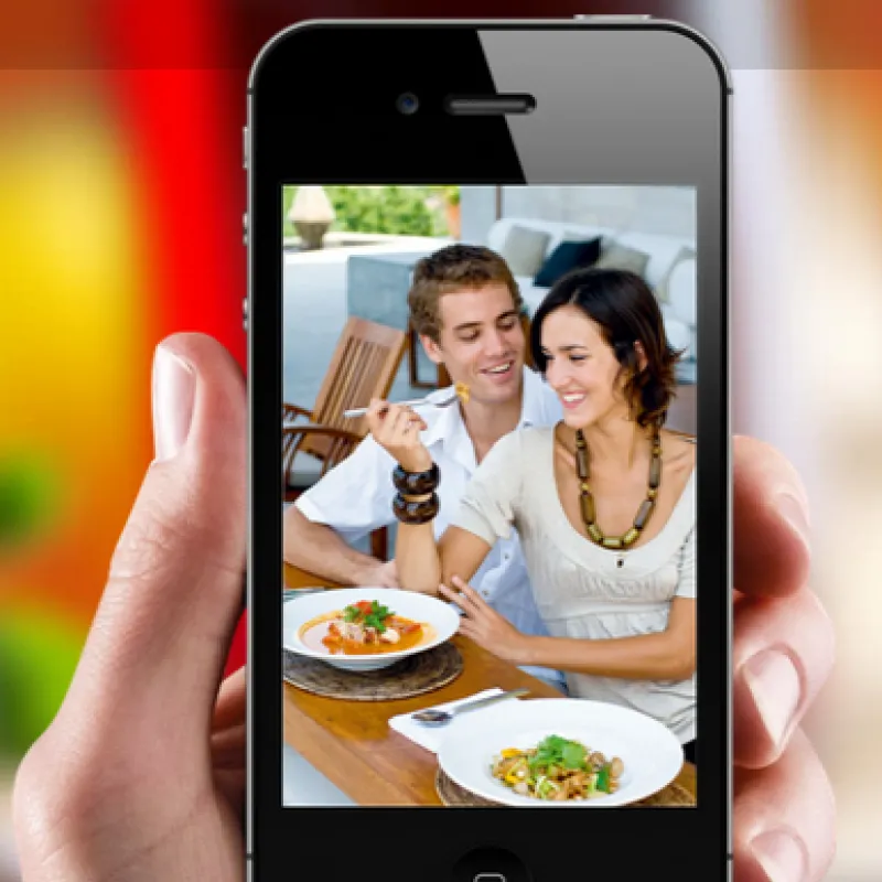 Foto su cellulare di due ragazzi che mangiano