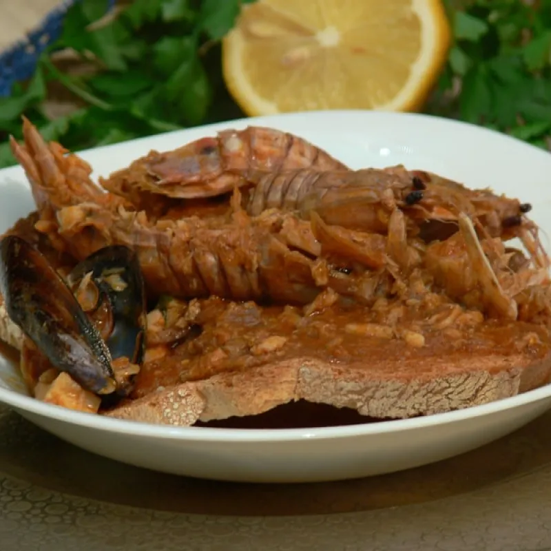 Caciucco con fette di pane