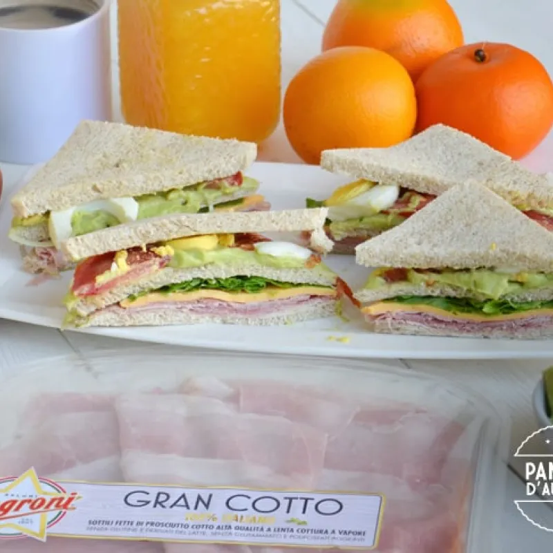 Club sandwich con crema di avocado