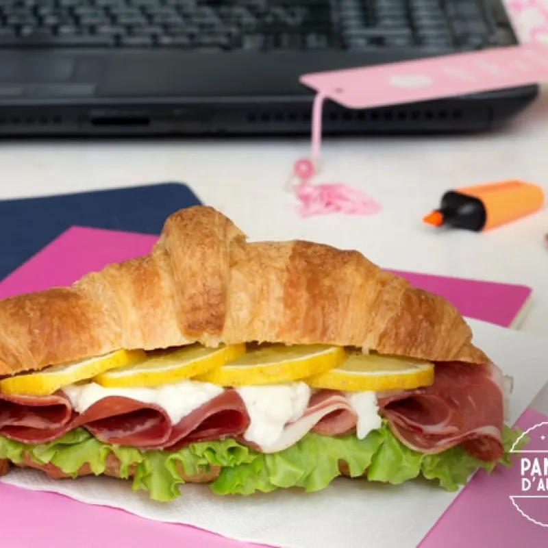 Croissant salato con coppa e limone