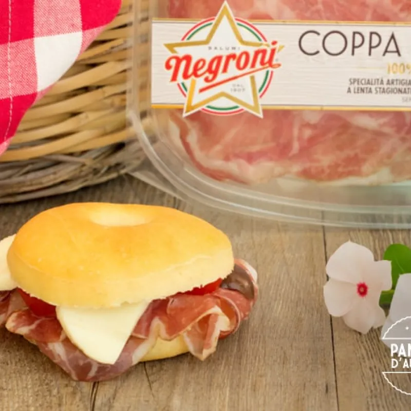 Bagel con coppa e formaggio