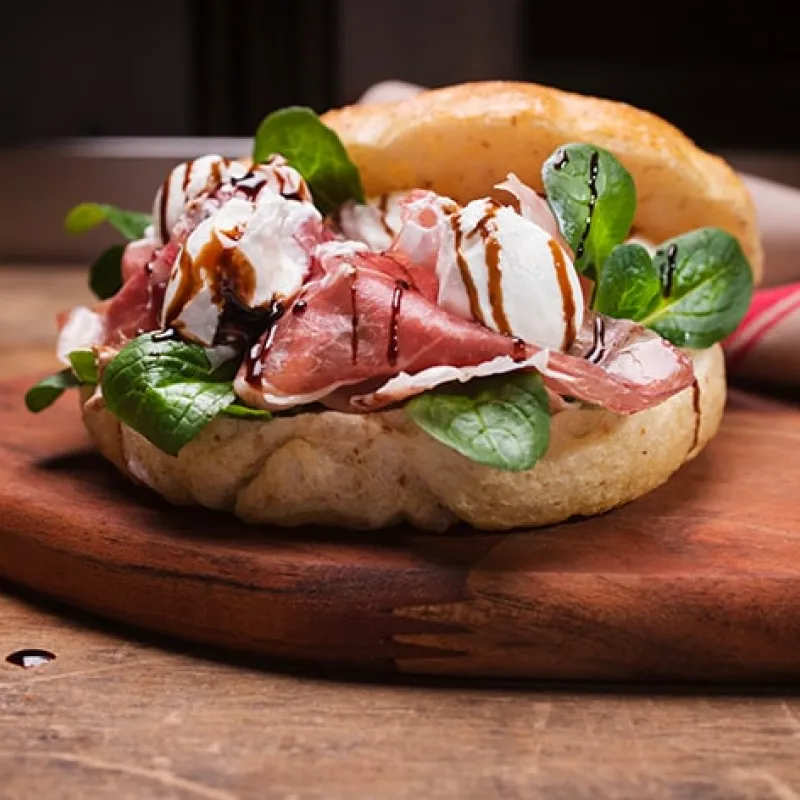 Focaccia romana con culatello, mousse al Parmigiano e aceto balsamico